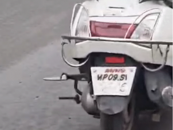
                 ई-चालान से बचने का नया जुगाड़:इंदौर में बाइक की नंबर प्लेट मोड़ रहे चालक, कैमरों की पकड़ से बचने की कोशिश 
            