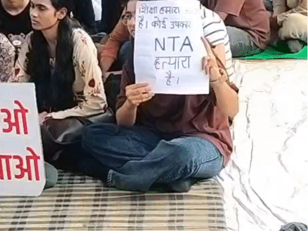 
                 NEET आंदोलन का 25वां दिन:बारिश भी नहीं डिगा सकी छात्रों का हौसला, टंट्या भील चौराहा बना ‘इंदौर का जंतर-मंतर’ 
            