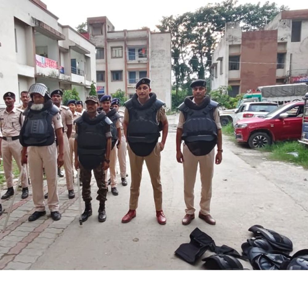 गोपालगंज में पुलिस ने घायल को अस्पताल पहुंचाया:NH27 पर बेहोशी की हालत में मिला, बैग में मिले जेवर भी परिजनों को लौटाए