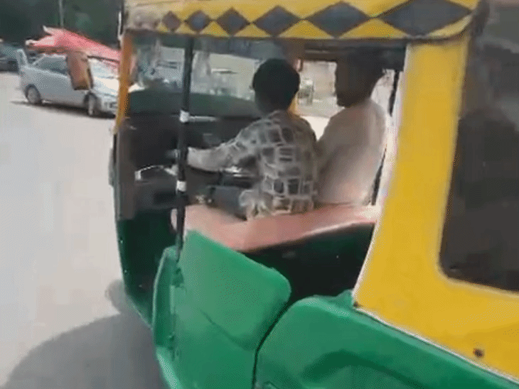 
                 उज्जैन में नाबालिग चला रहा था सवारी से भरा ऑटो:ऑटो दौड़ाने का वीडियो सामने आया, पुलिस ने की कार्रवाई; अपील-नाबालिग को वाहन न दें 
            
