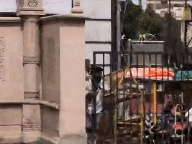 
                 महाकाल मंदिर के बाहर सुरक्षाकर्मी पर ताबड़तोड़ चाकू से वार:फूल-प्रसादी की दुकान हटाने को लेकर हुआ विवाद; आरोपी का भागते हुए वीडियो आया सामने 
            