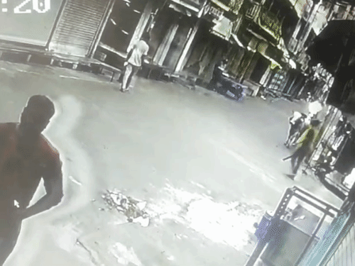 बस पकड़ने की जल्दबाजी पड़ी भारी,VIDEO:तेज रफ्तार स्कूटी ने सड़क पार कर रहे अधेड़ को मारी टक्कर, उज्जैन रेफर
