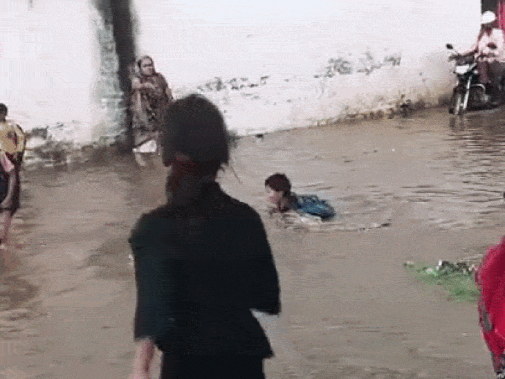 मैहर में बारिश के पानी में बहा मासूम, VIDEO:स्कूल से घर लौटते समय पुलिया के पास गिरा; ग्रामीणों ने दौड़कर बचाई जान