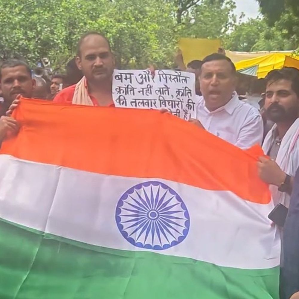 सपा नेता, छात्र पंचायत अध्यक्ष पेपर लीक प्रदर्शन में शामिल:जंतर-मंतर पर CJP संस्थापक से मिले, धर्मेंद्र प्रधान के इस्तीफे की मांग