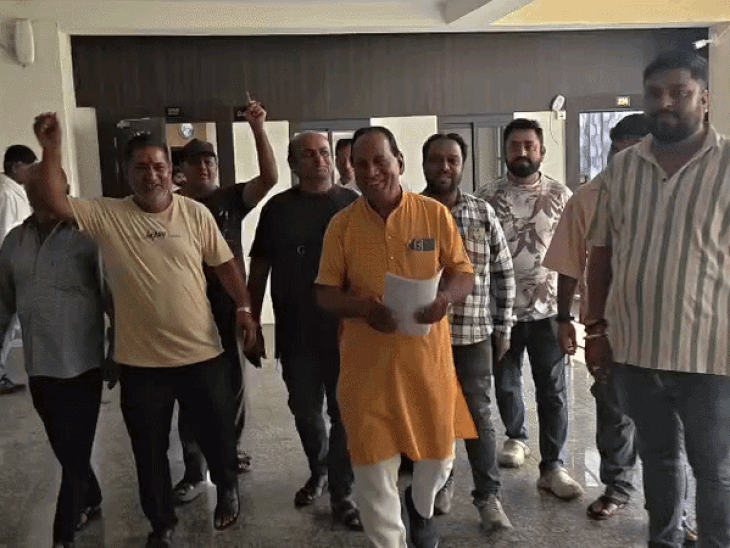 जर्जर बिल्डिंग गिराने के फैसले का व्यापारियों ने किया विरोध:बोले- सालों से कर रहे कारोबार, पूरी दुकान ढहाने के बजाय कराई जाए मरम्मत