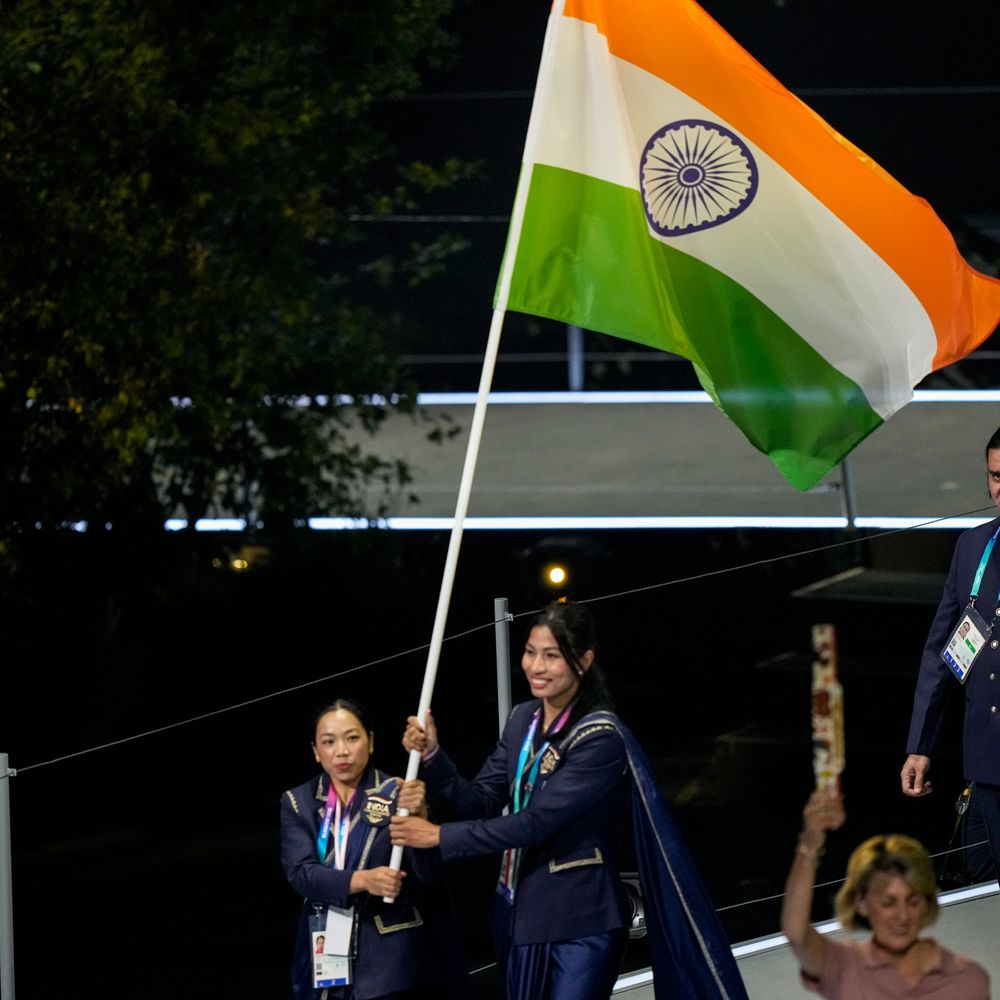 कॉमनवेल्थ गेम्स की ओपनिंग सेरेमनी:मीराबाई चानू और लवलीना बोरगोहेन ने तिरंगा लेकर भारतीय दल की अगुआई की; किंग चार्ल्स ने किया उद्घाटन