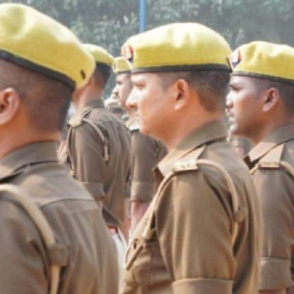 3.50 लाख वसूली करने वाले दो कांस्टेबल लाइन हाजिर:चरस तस्कर का रिश्तेदार होने पर जेल भिजवाने की दी धमकी, फर्जी IPS अफसर से कराया कॉल
