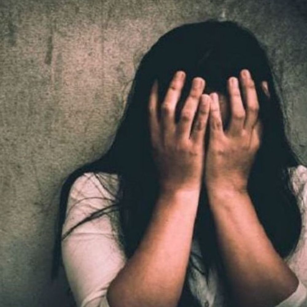 
                 भोपाल के बिलखिरिया में महिला टीचर से रेप:सहकर्मी मंदिर ले जाने के बहाने घर ले गया; 6 महीने तक धमकाकर दुष्कर्म करता रहा, अरेस्ट 
            