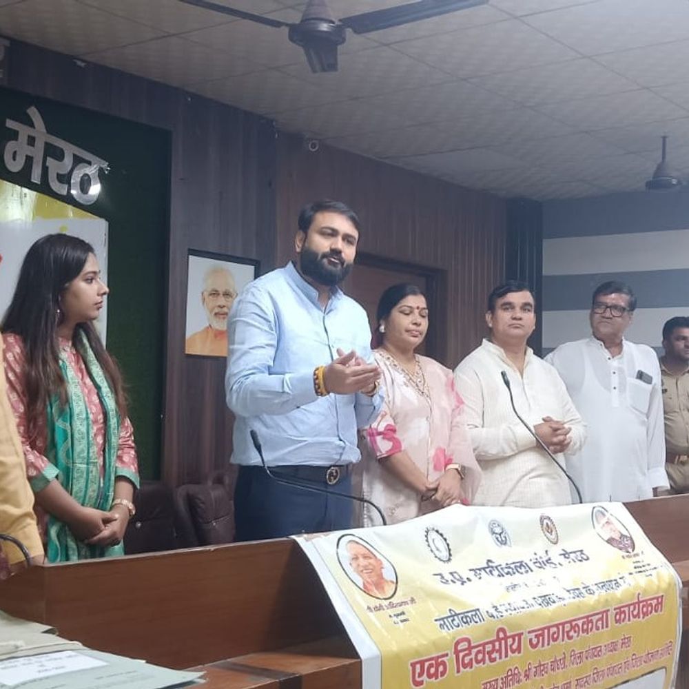 मेरठ में माटीकला पखवाड़ा के तहत कारीगरों को दिया प्रशिक्षण:200 कुम्हारों ने किया प्रतिभाग, आधुनिक उपकरणों की दी गई जानकारी