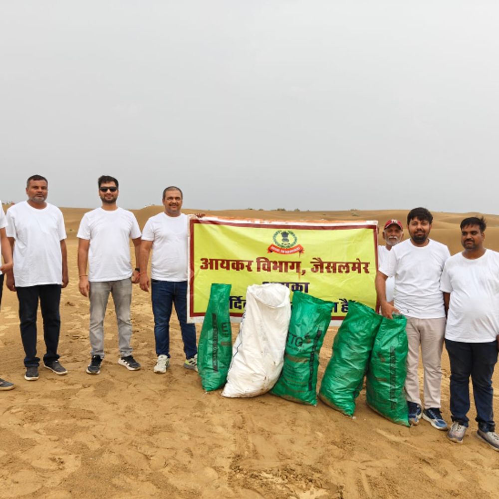 सम के धोरों में आयकर विभाग ने चलाया सफाई अभियान:सैलानियों की सुरक्षा के लिए रेत से हटाई गईं कांच और प्लास्टिक की बोतलें; 167वां आयकर दिवस