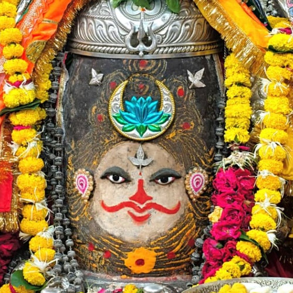 
                 शुक्रवार भस्म आरती दर्शन:भगवान महाकाल का रजत चंद्र त्रिशूल मुकुट और आभूषण अर्पित कर राजा स्वरूप श्रृंगार 
            
