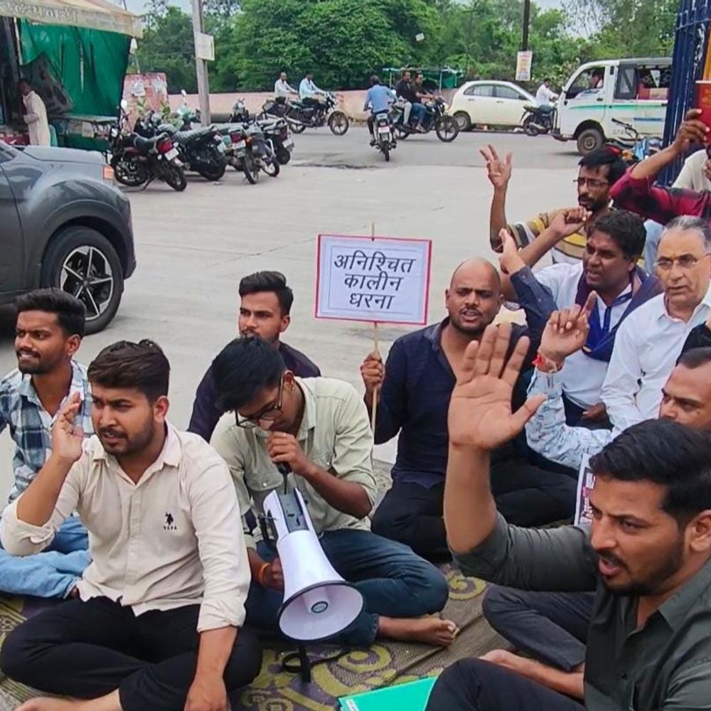 
                 रतलाम में सड़क पर धरने पर बैठे NSUI कार्यकर्ता:संविधान की किताब लेकर प्रदर्शन; शिक्षा मंत्री के इस्तीफे तक आंदोलन जारी रखने का ऐलान 
            