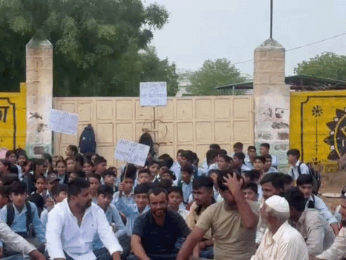 19 में से केवल 3 टीचर, स्कूल पर लगाया ताला:दूधली नाड़ी स्कूल में तालाबंदी, स्टूडेंट्स- ग्रामीण धरने पर; बोले- बिना टीचर कैसे पढ़ें बच्चे