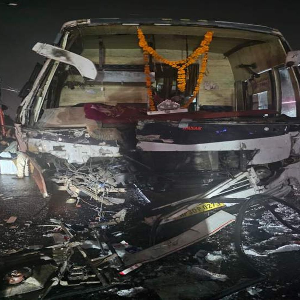
                 इंदौर में ट्रक और ट्रैवल्स बस की टक्कर, 4 घायल:लसूडिया में देर रात हादसा, बस ड्राइवर के नशे में होने का आरोप 
            