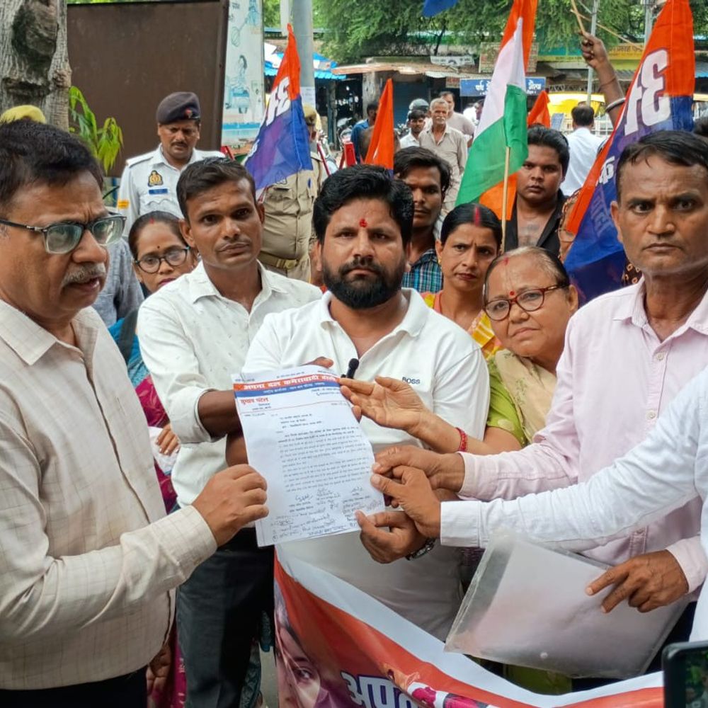 दिल्ली घटना पर अपना दल कमेरावादी का प्रदर्शन:राष्ट्रपति के नाम ज्ञापन सौंपकर कार्रवाई की मांग