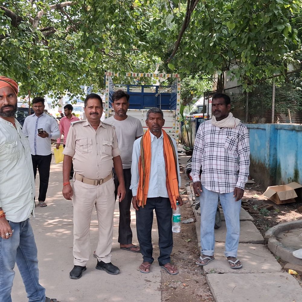 गोपालगंज के स्कूल ग्राउंड में मिला युवक का शव:पास से जहर बरामद, पुलिस मर्डर-सुसाइड दोनों एंगल से कर रही जांच