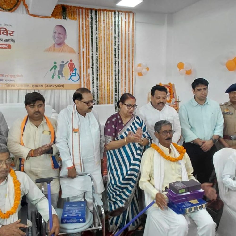 हाथरस में 492 बुजुगओं को मिले सहायक उपकरण:सांसद अनूप प्रधान और दो विधायकों ने दिए 2,656 उपकरण
