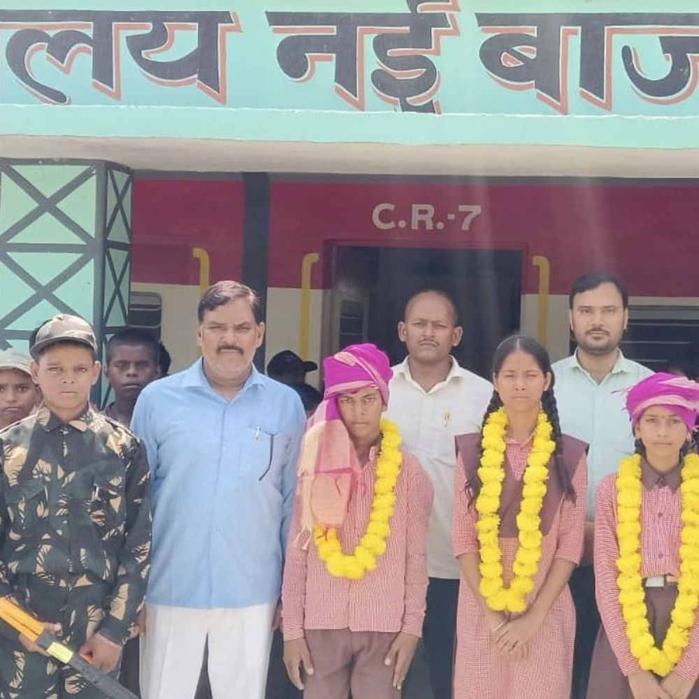 चंदौली में स्कूल में लोकतंत्र का उत्सव:एक वोट से तय हुआ 'प्रधानमंत्री', बाल संसद चुनाव में छात्रों ने दिखाया लोकतांत्रिक जोश