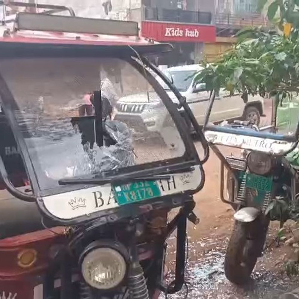 शिवपुरी में ई-रिक्शा एजेंसी पर हंगामा:मरम्मत विवाद ने लिया हिंसक रूप; तीन वाहनों में तोड़फोड़, दोनों पक्षों पर केस दर्ज