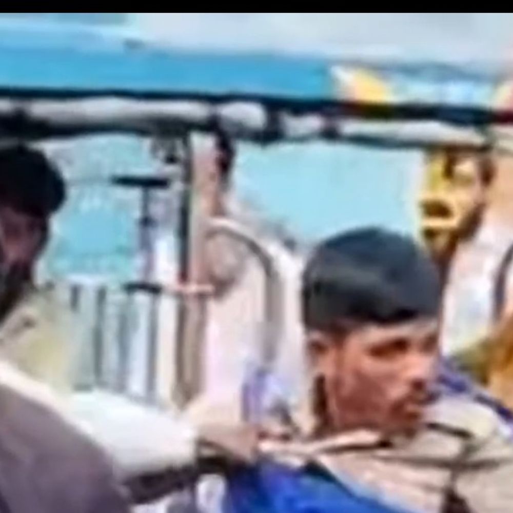 
                 ई-रिक्शा चालक ने ट्रैफिक पुलिसकर्मी से की मारपीट:प्रतिबंधित मार्ग पर रोकने पर विवाद, चालक गिरफ्तार 
            