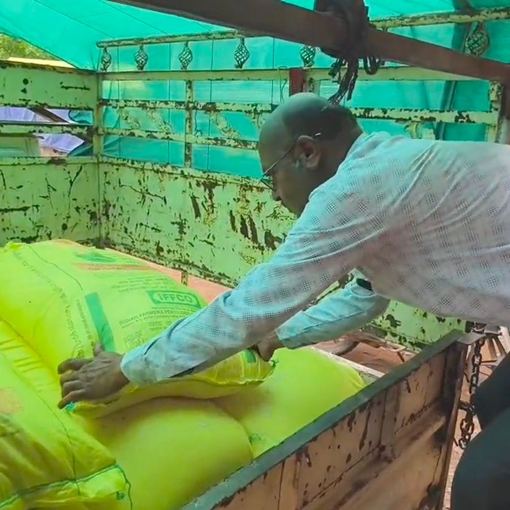 नरसिंहपुर में ई-टोकन व्यवस्था से किसान परेशान:120 किमी दूर से यूरिया लेने पहुंचे; 16 बोरी के लिए दिया 3200 रुपए किराया