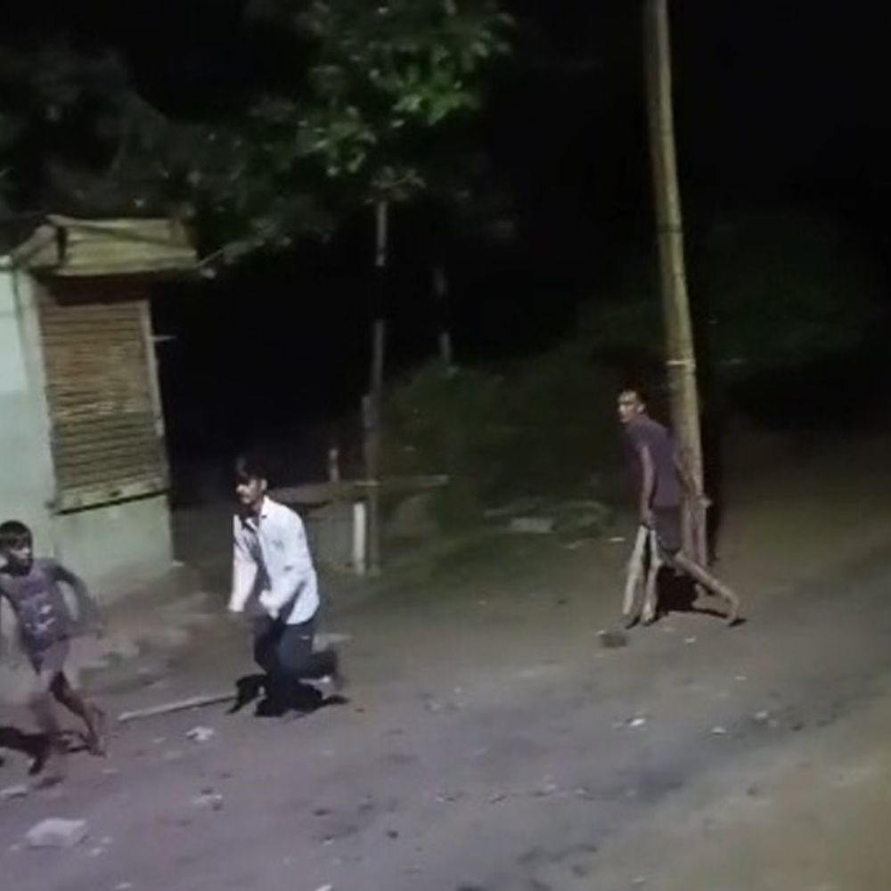 रास्ते पर भरे पानी को लेकर भिड़े 2 पक्ष:हाथों में लाठी डंडे लेकर पथराव किया, वृंदावन के पानीघाट क्षेत्र में हुआ विवाद