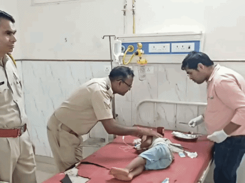 बाड़ी में श्रद्धालुओं से भरी मैक्स पलटी, एक की मौत:बच्चों समेत 20 लोग घायल, दो बच्चियों का मुडंन कराने जा रहा था परिवार