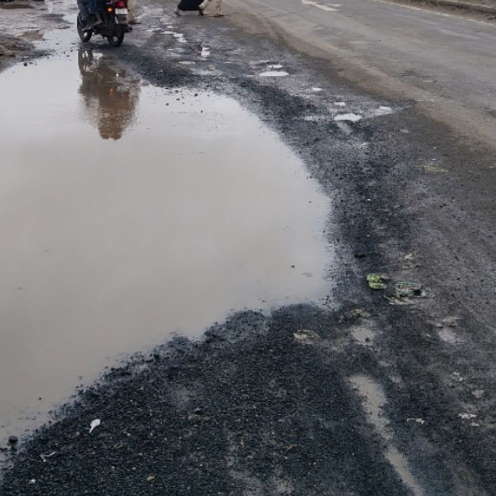 इंदौर-अहमदाबाद राष्ट्रीय राजमार्ग पर जलभराव, सड़क बदहाल:नागदा-गुजरी ओवरब्रिज के नीचे जलभराव से हादसे का खतरा,लोगों ने की स्थायी समाधान की मांग