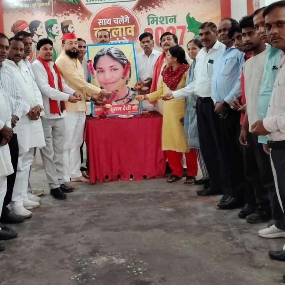 बिजनौर में सपाइयों ने फूलन देवी को किया याद:सपा नेता बोले- फूलन ने गरीबों की आवाज को संसद तक पहुंचाया