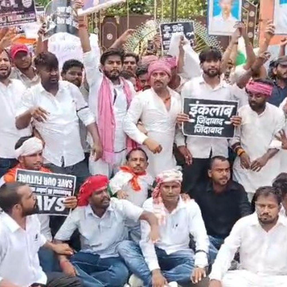काशी नरेश यूनिवर्सिटी छात्रों का प्रदर्शन को समर्थन:भदोही में शिक्षा मंत्री के इस्तीफे को छात्र आंदोलन की जीत बताया