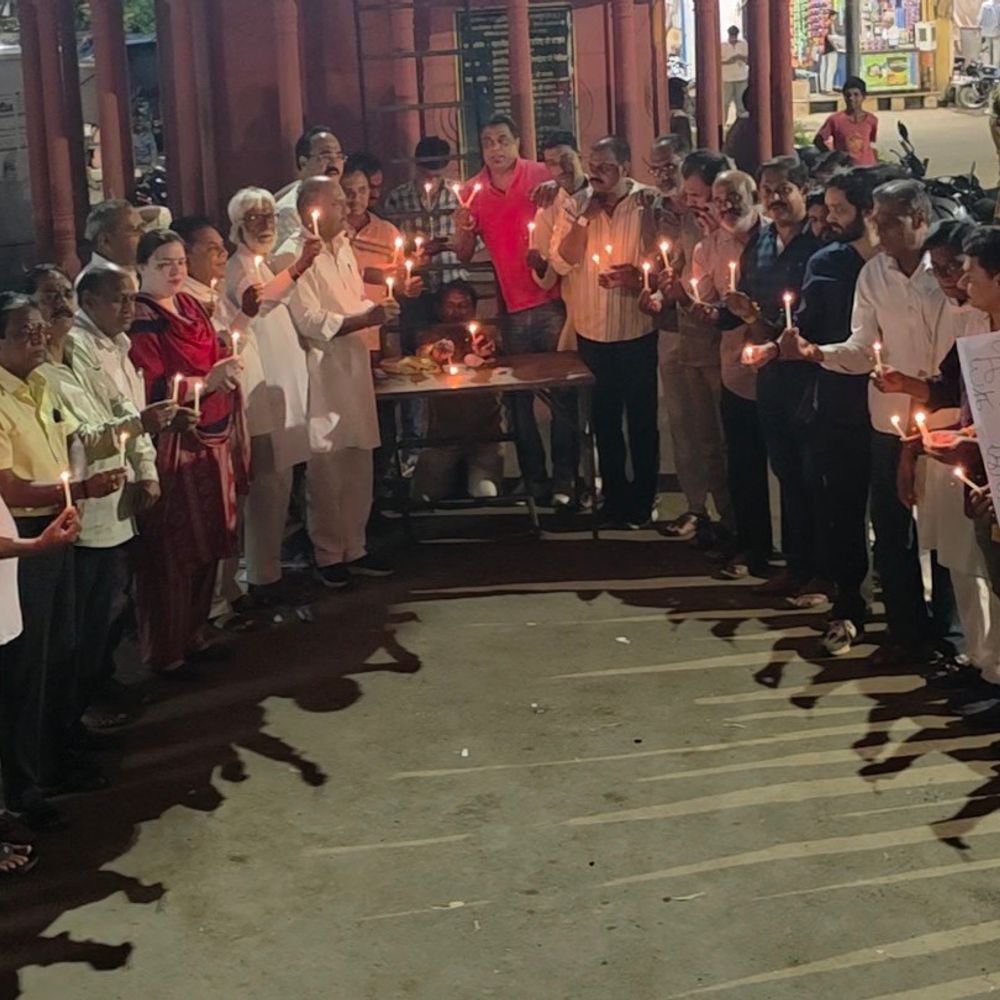कांग्रेस ने कैंडल जलाकर छात्रों को श्रद्धांजलि दी:शाजापुर में नीट पेपर लीक के बाद सुसाइड करने वाले स्टूडेंट्स को किया याद