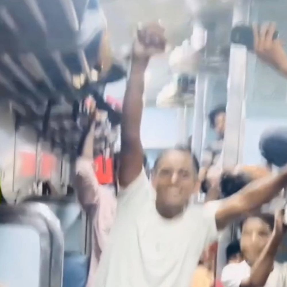ट्रेन में 'धर्मेंद्र प्रधान इस्तीफा दो' के लगे नारे:रीवा से छात्र दिल्ली के जंतर-मंतर के लिए हो रहे रवाना