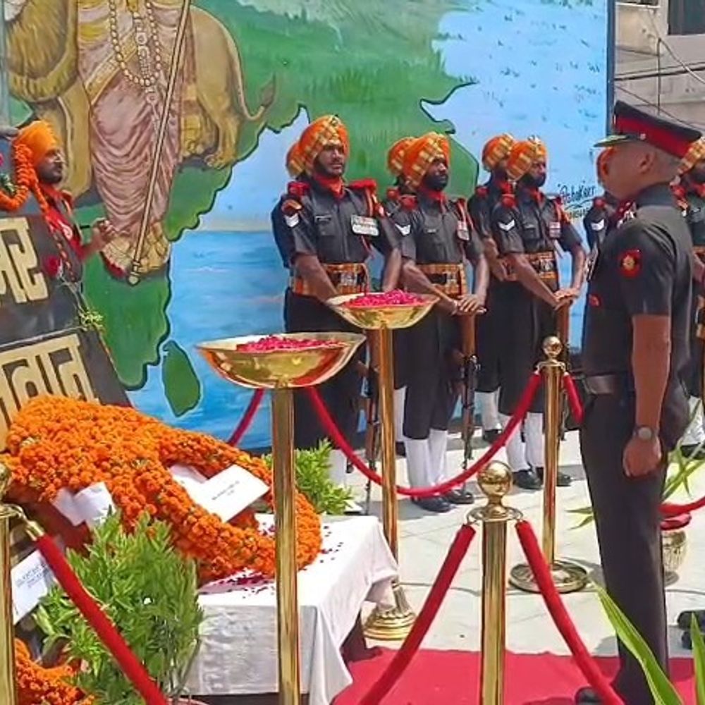 कन्नौज में कारगिल विजय दिवस पर श्रद्धांजलि सभा:सिखलाई रेजीमेंट ने पुष्पचक्र अर्पित कर शहीदों को किया याद