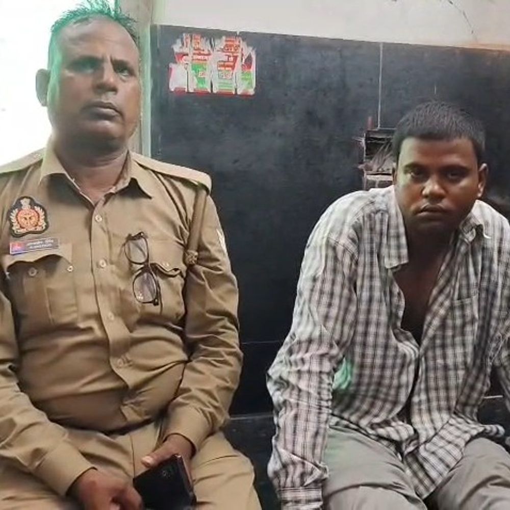 इटावा में ई-रिक्शा में छात्राओं से छेड़छाड़:पब्लिक ने आरोपी को पकड़कर पीटा, पुलिस ने मेडिकल कराकर जेल भेजा