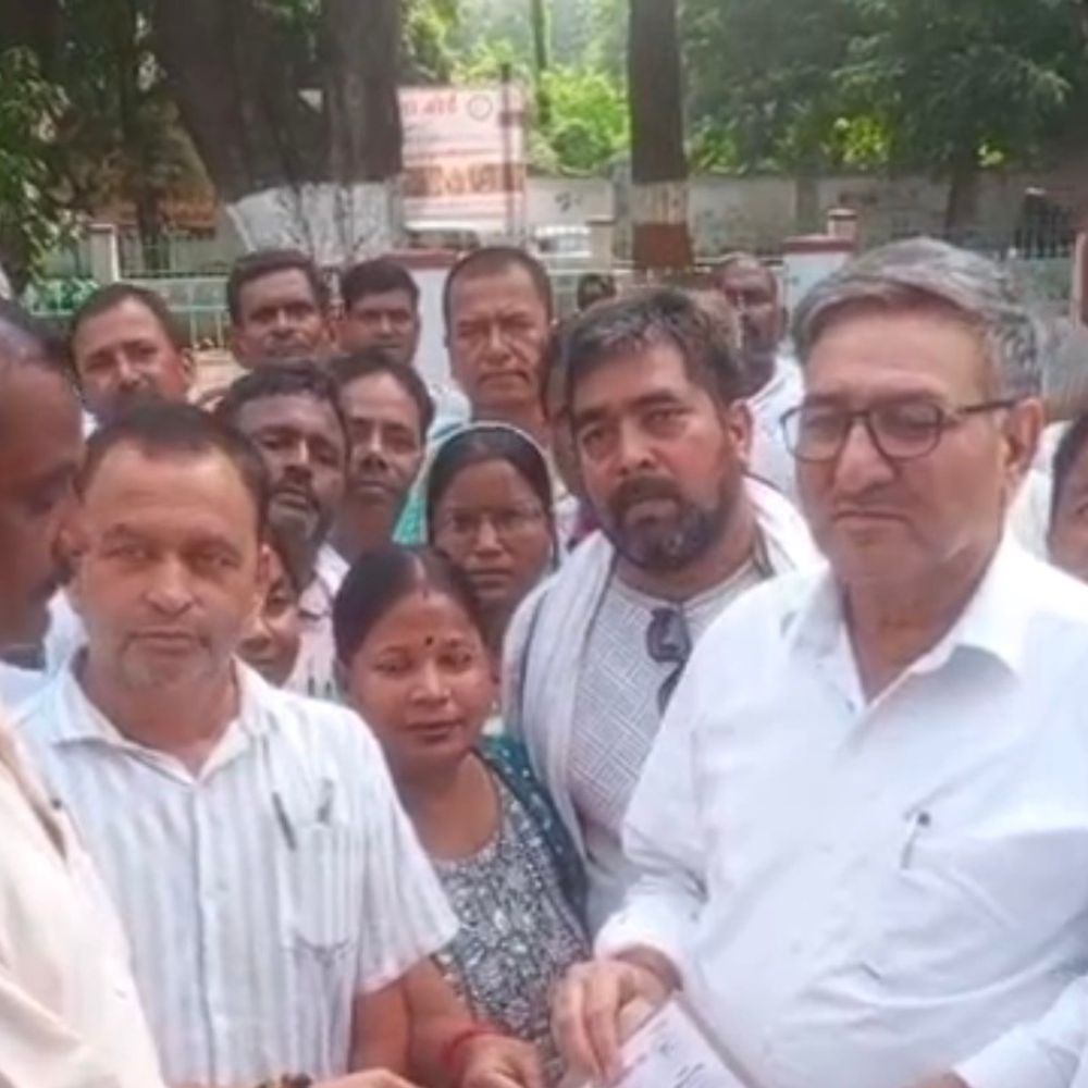 बलिया में शिक्षामित्रों का प्रदर्शन:काली पट्टी बांधकर दिवंगत साथियों को दी श्रद्धांजलि, सीएम को लिखा मांगपत्र