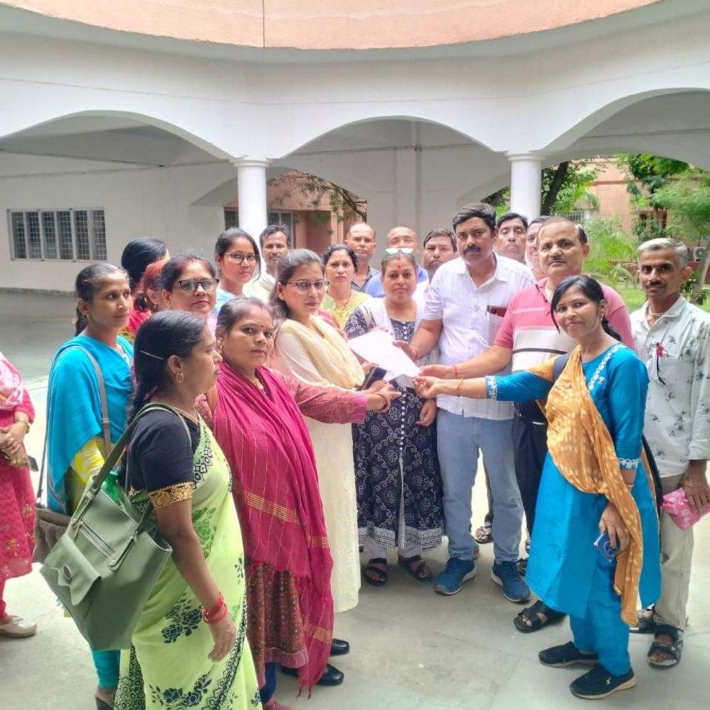शिक्षक पद पर समायोजन और 12 महीने मानदेय की मांग:शिक्षामित्रों ने सीएम को भेजा लेटर, कहा- रिटायर्ड की उम्र 62 साल हो