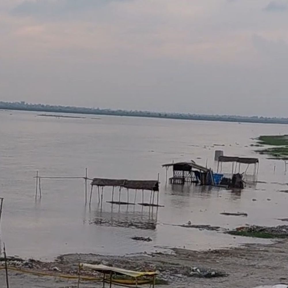 फर्रुखाबाद में गंगा चेतावनी बिंदु से 50 सेंटीमीटर नीचे:पक्का घाट तक पहुंचा पानी; अगले कुछ दिनों में जलस्तर और बढ़ने की आशंका