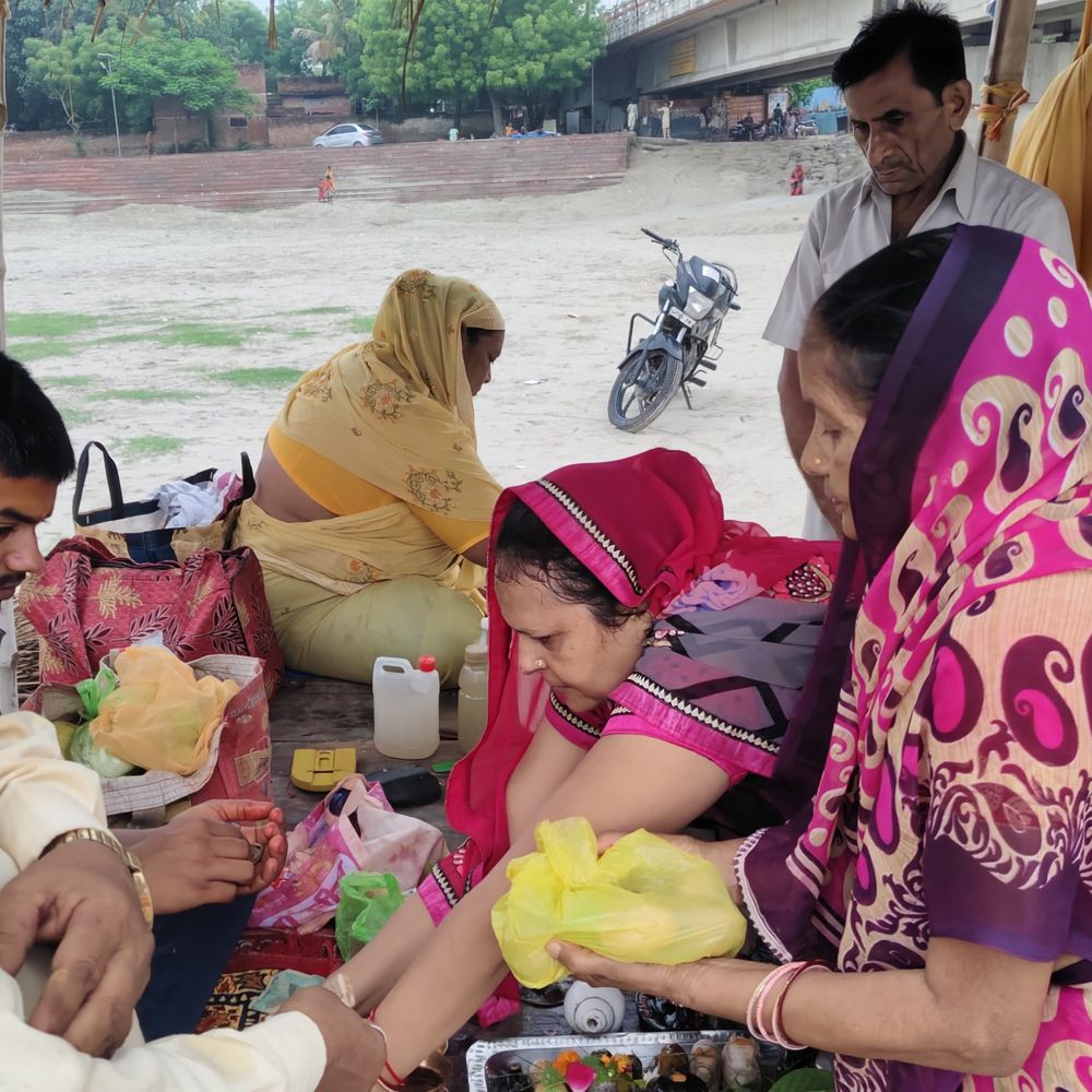 उन्नाव के गंगा घाटों पर उमड़ा आस्था का सैलाब:देवशयनी एकादशी पर श्रद्धालुओं ने लगाई डुबकी, भगवान विष्णु की पूजा-अर्चना की