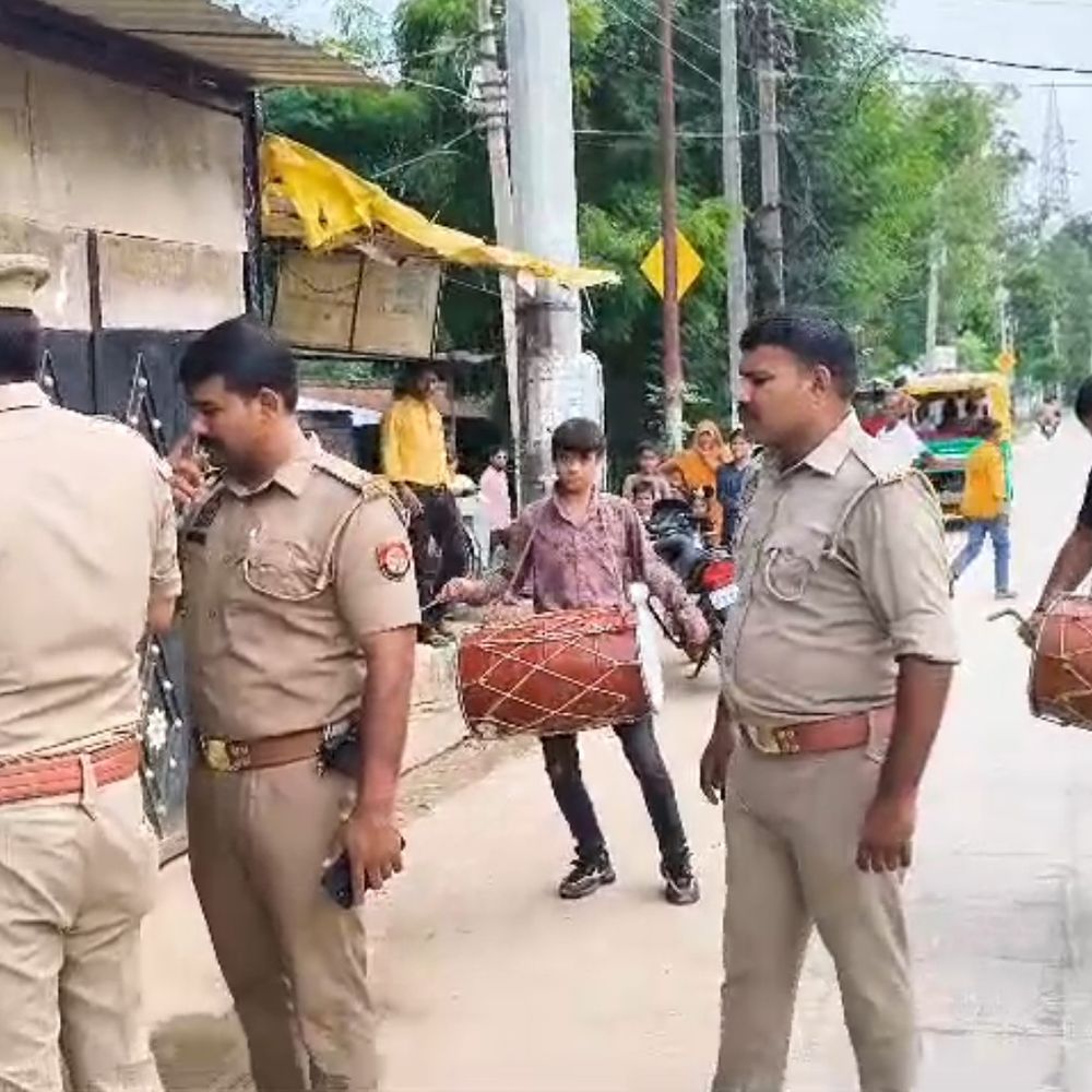 दुष्कर्म-पॉक्सो आरोपी के घर कुर्की नोटिस चस्पा:प्रयागराज में पूर्व चेयरमैन के बेटे के आवास पर पुलिस ने मुनादी कराई