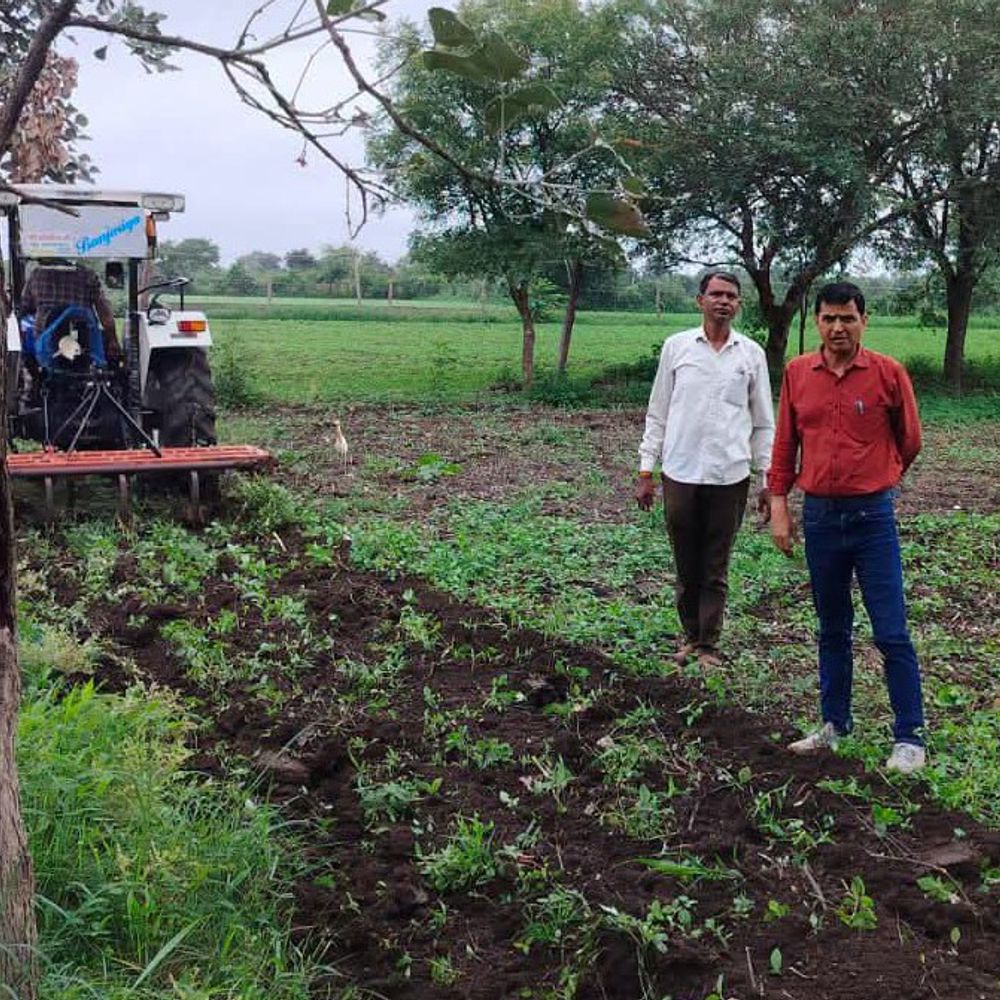 
                 प्रशासन ने 12 दिन में खुलवाया खेत का रास्ता:7 बीघा में होगी बोवनी, हेलीकॉप्टर की माला पहनकर किसान जनसुनावई में पहुंचा था 
            