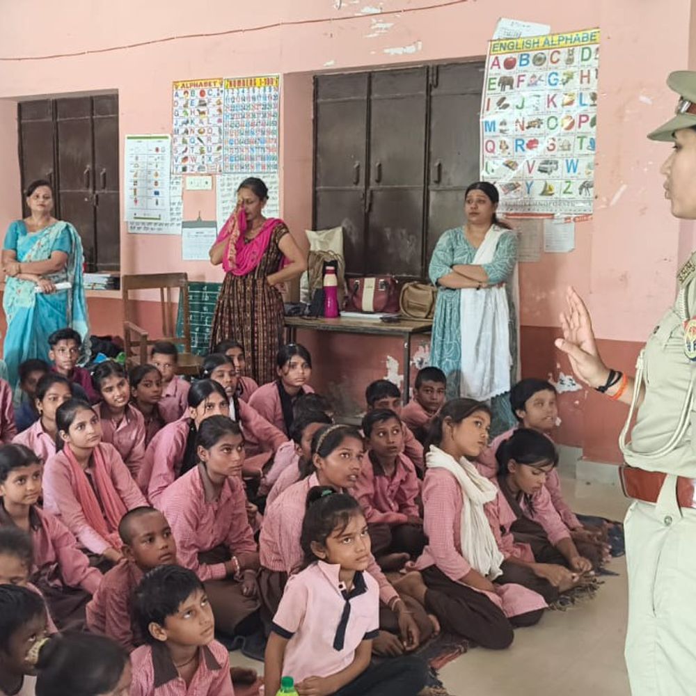 घाटमपुर में मिशन शक्ति के तहत छात्राओं को किया जागरूक:महिला दरोगा नेहा बोलीं- कोई परेशान करे तो पुलिस को सूचना दें, गुड टच और बैड टच बताया