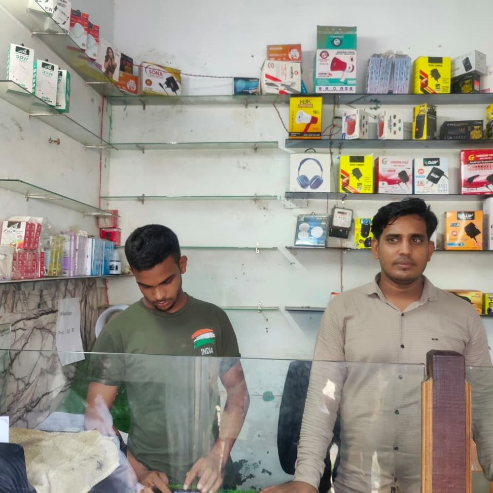 संभल में साइबर कैफे से 80 हजार की चोरी:शटर तोड़कर 40 कीपैड मोबाइल, लैपटॉप और चार्जर ले गए चोर
