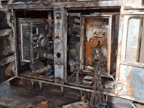 सरकारी अस्पताल में देर रात लगी अचानक आग:लोगों का आरोप जनरेटर चालू होने से लगी, इंचार्ज का दावा- बंद था; जांच शुरू