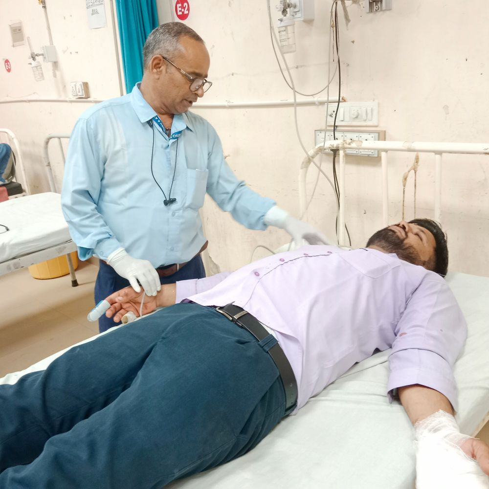 चूरू में बस की चपेट में आया युवक:ड्राइवर के लापरवाही से घुमाने पर हादसा, गुस्साए लोगों ने साइड शीशा तोड़ा