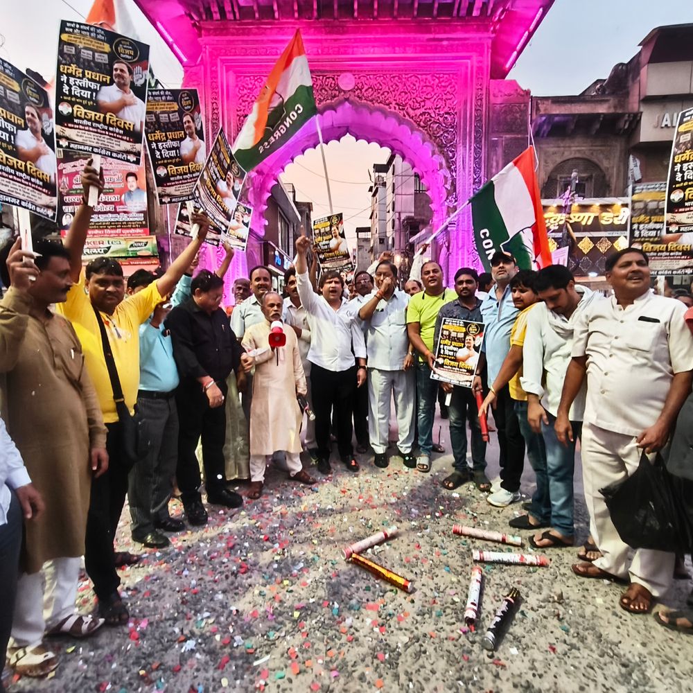धर्मेंद्र प्रधान के इस्तीफे पर मथुरा में कांग्रेस का जश्न:होली गेट पर आतिशबाजी, मिठाई बांटकर बोले- छात्र संघर्ष की जीत