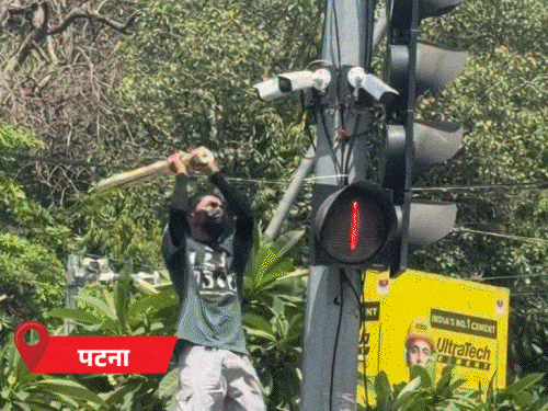 प्रदर्शन में SPIDER MAN बनकर पहुंचा छात्र, 10 REEL:भागलपुर में प्रदर्शनकारियों ने पुलिस की गाड़ी पलटी; प्रधान के इस्तीफे के बाद कांग्रेस का जश्न