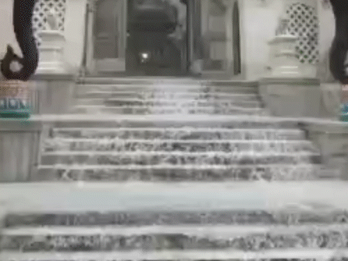 203 मिमी बारिश से झरनों में बदला आम्बेश्वर धाम:पहाड़ियों से फूटा दूधिया झरना, 24 घंटे में माउंट आबू में 8 इंच से अधिक बारिश दर्ज