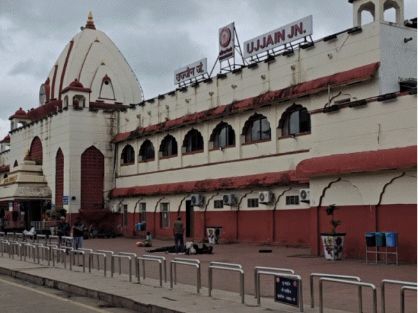 
                 महाकाल दर्शन के लिए उमड़ेगा रिकॉर्ड जनसैलाब:सावन-भादौ में रोज 95 हजार यात्रियों की एडवांस बुकिंग, उज्जैन स्टेशन पर पहली बार लागू होगा वन-वे ट्रैफिक 
            