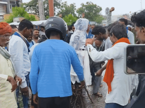 केंद्रीय मंत्री का पुतला जलाते हुए रेनकोट में लगी आग,VIDEO:आस-पास खड़े लोगों ने उतरवाकर फेंका; इस्तीफे की मांग को लेकर कर रहे थे प्रदर्शन