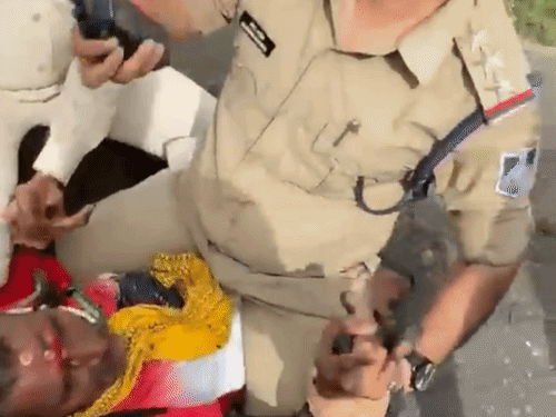 
                 आरोपी को दबोचने वाले TI को 10 हजार का इनाम:उज्जैन गोलीकांड में घायल को अस्पताल पहुंचाने वाले आरक्षक को भी एसपी ने सम्मानित किया 
            